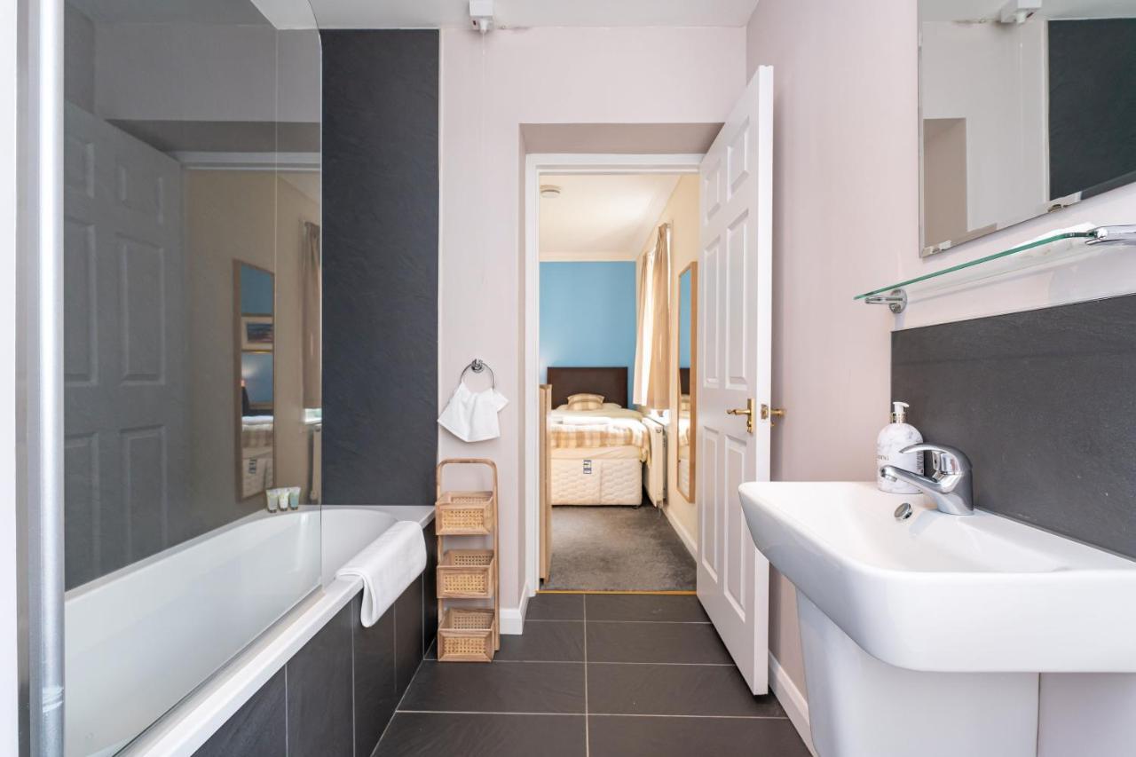 New Four Bedroom House - All Rooms Ensuite Stirling Eksteriør bilde